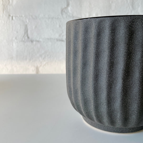 Peta Pot | Light Black