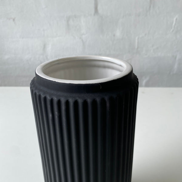 Evelyn Vase | Black